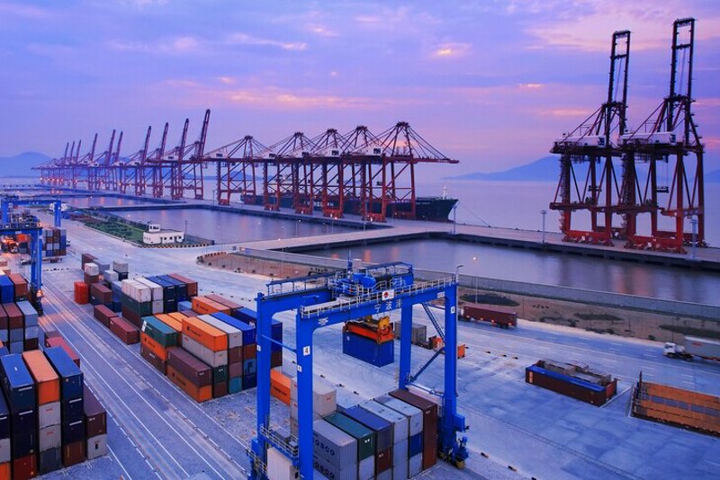 海运、空运、铁路和公路在国际贸易中扮演着重要角色,但它们之间各有特点。本文将通过具体案例对比这四种运输方式的优劣势。